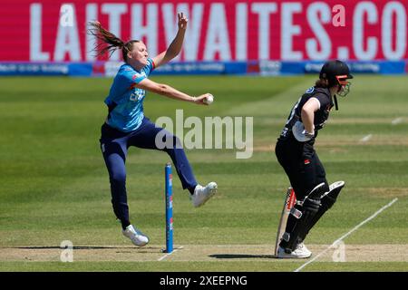 Lauren Filer bowling dell'Inghilterra durante il primo giorno internazionale della Metro Bank tra Inghilterra e nuova Zelanda al Seat Unique Riverside, Chester le Street, mercoledì 26 giugno 2024 (foto: Mark Fletcher | mi News) crediti: MI News & Sport /Alamy Live News Foto Stock