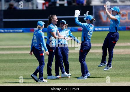 Lauren Filer festeggia con i suoi compagni di squadra dopo il bowling Suzie Bates della nuova Zelanda durante il primo giorno internazionale della Metro Bank tra Inghilterra e nuova Zelanda al Seat Unique Riverside, Chester le Street, mercoledì 26 giugno 2024 (foto: Mark Fletcher | mi News) credito: MI News & Sport /Alamy Live News Foto Stock