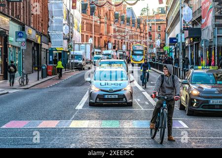 South Great George's Street all'incrocio a T con Dame Street al mattino. Centro di Dublino. Irlanda. Foto Stock