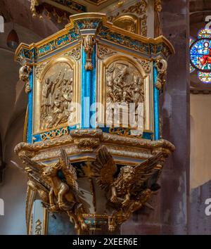 Selestat, Francia - 06 25 2024: Veduta del pulpito predicatore barocco in legno policromo della chiesa di Santa Sainte-Foy Foto Stock