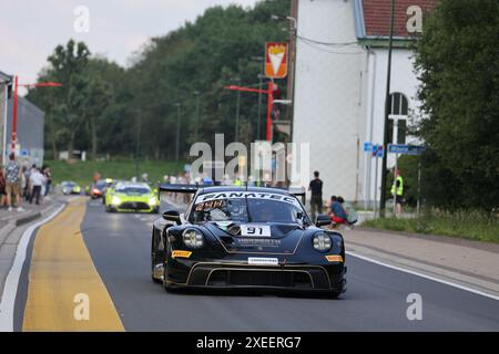 Ralf BOHN (DEU) / Robert RENAUER (DEU) / Morris SCHURING (NDL) / TBA (), Porsche 911 GT3 R (992), Team: Herberth Motorsport (DEU), bei der Parade in Spa Motorsport, Crowdstrike 24H di Spa, Belgien, Spa-Francorchamps, Parade in Spa,26.06.2024 foto: Eibner-Pressest/Juergen Augfoto Foto Stock