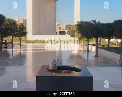 Abu Dhabi, Emirati Arabi Uniti - 12 gennaio 2024: Monumento del fondatore e torri Etihad ad Abu Dhabi. Architettura moderna. Foto Stock