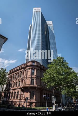 27 giugno 2024, Assia, Francoforte sul meno: Il Trianon a Francoforte sul meno. La società immobiliare ('Geschäftshaus am Gendarmenmarkt GmbH') della torre di 186 metri ai margini del centro di Francoforte ha presentato istanza di insolvenza. Il precedente locatario principale, la società di investimento Deka, vuole lasciare l'edificio. Foto: Frank Rumpenhorst/dpa Foto Stock