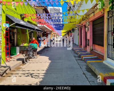 Colombia, Cartagena de Indias, bandiere sospese in una strada del centro Foto Stock