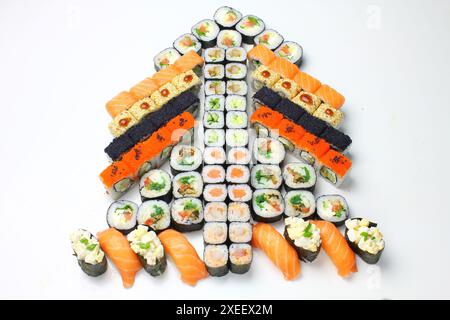 Consegna di sushi. Set di rotoli in una scatola monouso su sfondo nero. Vista dall'alto Foto Stock