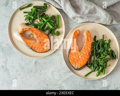 Bistecche di salmone e verdure alla griglia pronti da mangiare Foto Stock