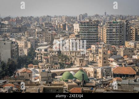 La vista aerea del centro di Tripoli, la città nel nord del Libano, con le strade polverose, i numerosi edifici, le case e il mare Mediterraneo. Foto Stock