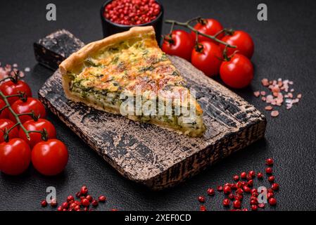 Deliziosa quiche fresca con broccoli, formaggio, spezie ed erbe tagliate a pezzi Foto Stock