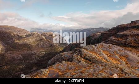 Una vista aerea mozzafiato di un fiordo norvegese, Kjerag, Lysebotn, Lysefjorden, Norvegia Foto Stock