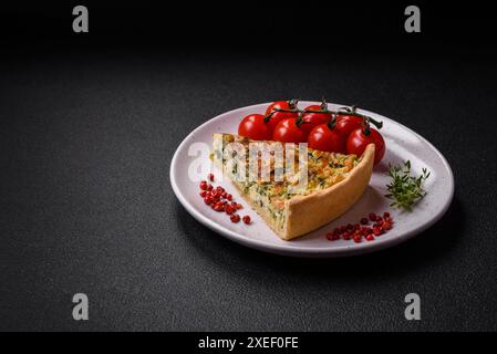 Deliziosa quiche fresca con broccoli, formaggio, spezie ed erbe tagliate a pezzi Foto Stock