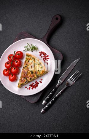 Deliziosa quiche fresca con broccoli, formaggio, spezie ed erbe tagliate a pezzi Foto Stock