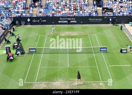 Eastbourne, Regno Unito. 27 giugno 2024. Daria KASATKINA batte Emma RADUCANU durante il Rothesay International Tennis Tournament al Devonshire Park, Eastbourne, East Sussex, Regno Unito. Crediti: LFP/Alamy Live News Foto Stock