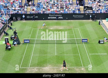 Eastbourne, Regno Unito. 27 giugno 2024. Daria KASATKINA batte Emma RADUCANU durante il Rothesay International Tennis Tournament al Devonshire Park, Eastbourne, East Sussex, Regno Unito. Crediti: LFP/Alamy Live News Foto Stock