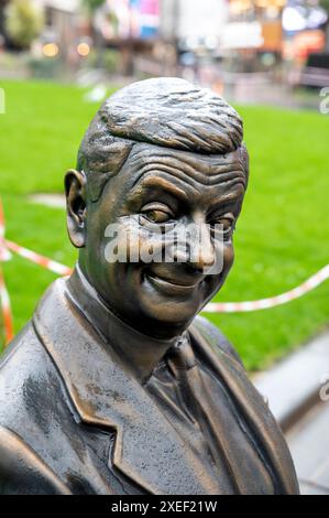 Londra, Regno Unito - 22 marzo 2024: Statua del signor Bean seduta su una panchina. Statua di bronzo di Rowan Atkinson a Londra. REGNO UNITO. Foto Stock