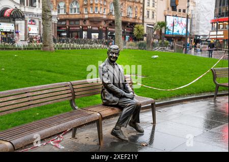 Londra, Regno Unito - 22 marzo 2024: Statua del signor Bean seduta su una panchina. Statua di bronzo di Rowan Atkinson a Londra. REGNO UNITO. Foto Stock