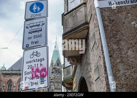 Brema, Germania - 11.03.2023: Via di una grande città, cartelli stradali e vecchia casa sul fronte e un'antica cattedrale in stile gotico sullo sfondo. Foto Stock