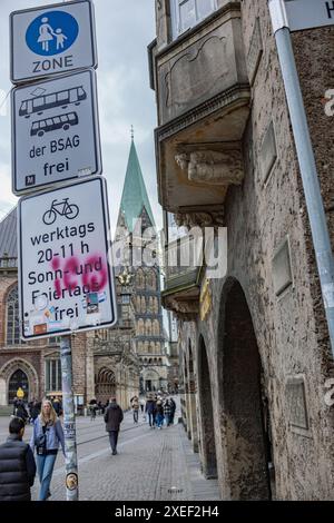 Brema, Germania - 11.03.2023: Via di una grande città, cartelli stradali e vecchia casa sul fronte e un'antica cattedrale in stile gotico sullo sfondo. Foto Stock