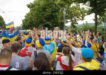 I tifosi ucraini si dirigono allo stadio per 2024 EURO in Germania. Tifosi ucraini di calcio in Germania. Foto Stock