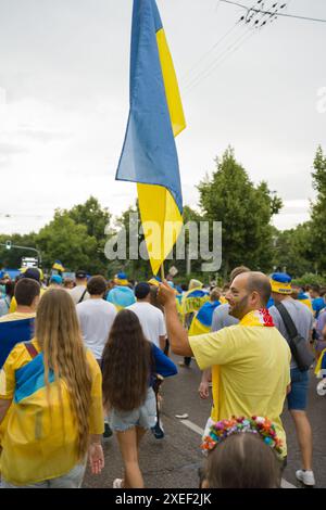 I tifosi ucraini si dirigono allo stadio per 2024 EURO in Germania. Foto Stock