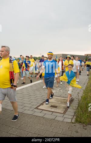 I tifosi ucraini si dirigono allo stadio per 2024 EURO in Germania. Foto Stock