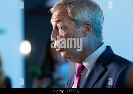 27 giugno, Nigel Farage leader di Reform UK si rivolge ai media e tiene un raduno alla Rainton Arena di Houghton-le-Spring. Foto Stock