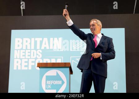 27 giugno, Nigel Farage leader di Reform UK si rivolge ai media e tiene un raduno alla Rainton Arena di Houghton-le-Spring. Foto Stock