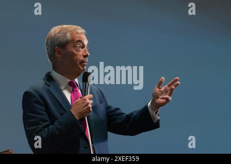 27 giugno, Nigel Farage leader di Reform UK si rivolge ai media e tiene un raduno alla Rainton Arena di Houghton-le-Spring. Foto Stock