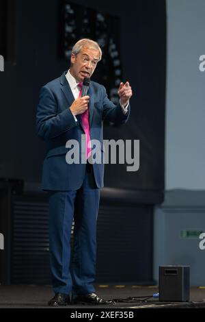 27 giugno, Nigel Farage leader di Reform UK si rivolge ai media e tiene un raduno alla Rainton Arena di Houghton-le-Spring. Foto Stock