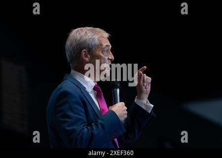 27 giugno, Nigel Farage leader di Reform UK si rivolge ai media e tiene un raduno alla Rainton Arena di Houghton-le-Spring. Foto Stock