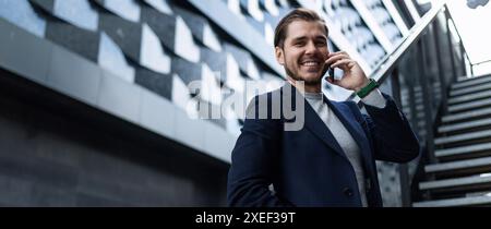 Giovane architetto di successo sullo sfondo del business center Foto Stock