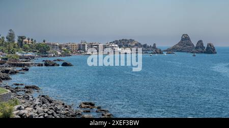 Le rocce marine dei Ciclopi di fronte ad Aci Trezza viste da Aci Castello; provincia di Catania, Sicilia, Italia Foto Stock