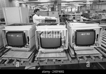 - Stabilimento IBM di Vimercate (Milano), febbraio1984 - stabilimento IBM di Vimercate (Milano), febbraio 1984 Foto Stock