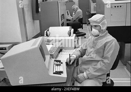 - Stabilimento IBM di Vimercate (Milano), camera bianca, febbraio1984 - stabilimento IBM di Vimercate (Milano), clean room, febbraio 1984 Foto Stock