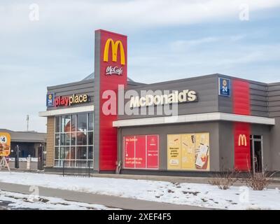 Calgary, Alberta, Canada. 11 aprile 2024. Un fast food Mc Donalds con un parco giochi per bambini. Foto Stock