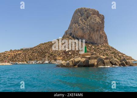 Questa immagine presenta una vista mozzafiato del Penon de Ifach, un massiccio affioramento calcareo che torreggia sulla città costiera di Calpe Foto Stock