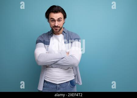 Giovane sicuro di sé con un'idea brillante in testa Foto Stock
