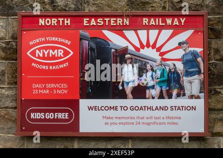 Cartello della North Eastern Railway alla stazione di Goathland sulla North Yorkshire Moors Railway (NYMR), North Yorkshire, Inghilterra, Regno Unito Foto Stock