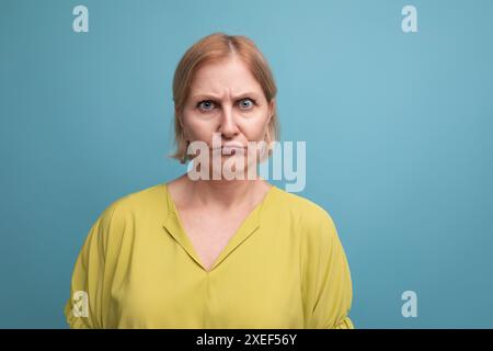 Ritratto di una donna di mezza età divertente con un taglio di capelli di Bob con un grimace Foto Stock