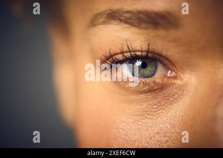 Macro Studio Shot of Woman's Eye con primo piano su ciglia e pupille Foto Stock