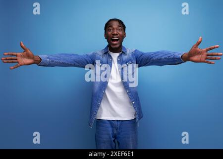 Uomo americano felice con dreadlock in giacca casual in denim Foto Stock