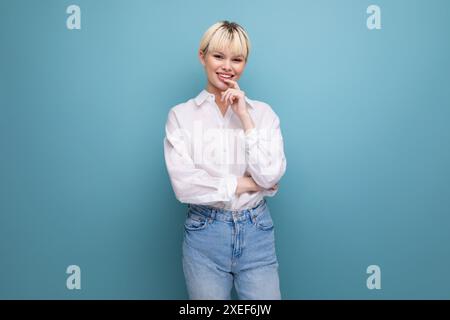 Giovane studentessa bionda, bella e intelligente, vestita con una camicetta bianca. concetto di stile di vita delle persone Foto Stock