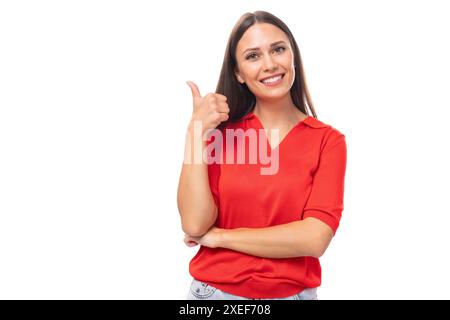 Ritratto di una donna bruna ispirata con capelli dritti in una t-shirt rossa e jeans con un'idea Foto Stock