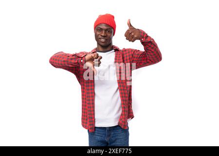 Giovane africano in camicia a quadri rossa che mostra come e non piace su sfondo bianco isolato Foto Stock