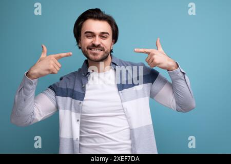 Ritratto di un giovane bruna ben curato su uno sfondo di studio Foto Stock