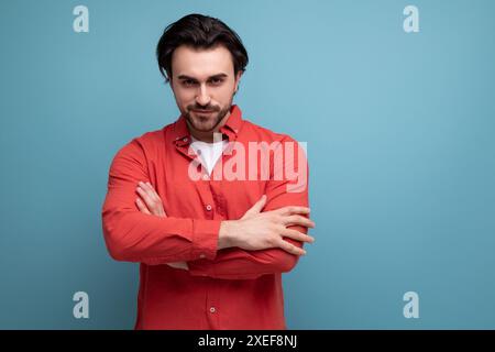 Bell'uomo degli anni '30 con i capelli scuri e la maglietta rossa Foto Stock