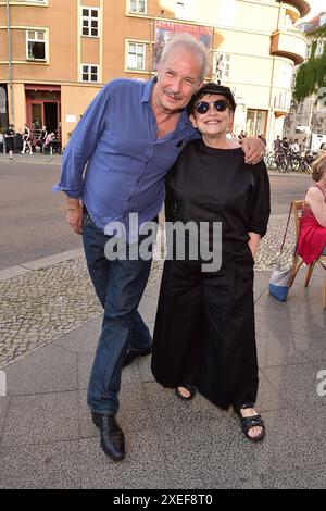 Leander Haussmann feiert 65. Geburtstag Leander Haussmann, Katharina Thalbach Leander Haussmann, Kultregisseur aus Berlin wird AM 26. Giu 65 - und das Babylon feiert ihn mit einer Retrospektive Sines Werkes a Berlino, AM 12.06.2024 *** Leander Haussmann celebra il suo 65° compleanno Leander Haussmann, Katharina Thalbach Leander Haussmann, il regista di culto di Berlino compie 65 anni il 26 giugno e Babylon lo festeggia con una retrospettiva del suo lavoro a Berlino, 12 06 2024 Photopress Mueller Foto Stock