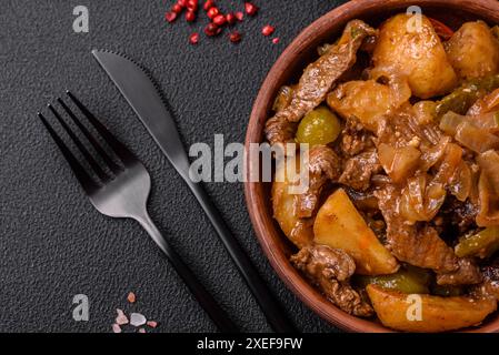 Delizioso stufato fresco di patate, pomodori, cipolle, carote e manzo Foto Stock