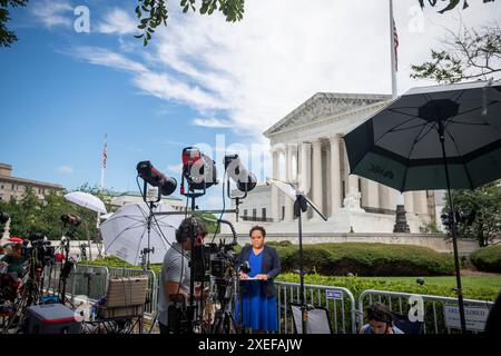 Giornalisti e persone reagiscono ad alcune delle decisioni pronunciate dalla Corte Suprema degli Stati Uniti a Washington, DC, giovedì 27 giugno 2024, compresa la decisione di respingere un ricorso contro Idahoâs rigoroso divieto di aborto. Credito: Rod Lamkey/CNP Foto Stock