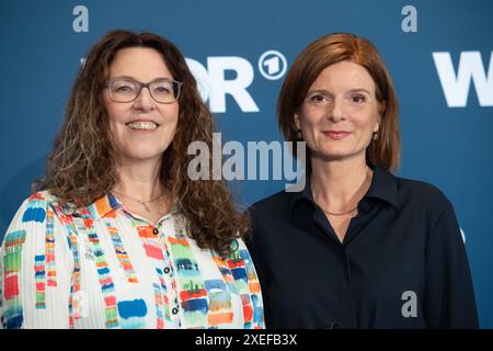 Von Links: Claudia SCHARE, Vorsitzende WDR Verwaltungsrat, Die neue Intendantin Katrin VERNAU, Wahl des neuen WDR Intendanten/der neuen Intendantin im Koelner Guerzenich, 27.06.2024. *** Da sinistra Claudia SCHARE, presidente del Consiglio di amministrazione del WDR, il nuovo Direttore generale Katrin VERNAU, elezione del nuovo Direttore generale del WDR del nuovo Direttore generale a Colognes Guerzenich, 27 06 2024 Foto Stock