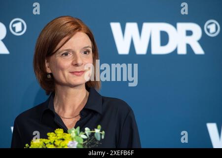 Die neue Intendantin Katrin VERNAU, Portraet, Porträt, Portrait, Angeschnittenes Einzelbild, Einzelmotiv, Wahl des neuen WDR Intendanten/der neuen Intendantin im Koelner Guerzenich, 27.06.2024.. *** Il nuovo regista Katrin VERNAU, ritratto, ritratto, immagine singola ritagliata, singolo motivo, elezione del nuovo direttore del WDR del nuovo direttore del Colonia Guerzenich, 27 06 2024 Foto Stock